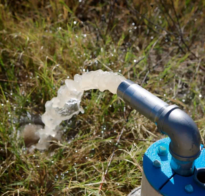 lecąca woda z hydrantu