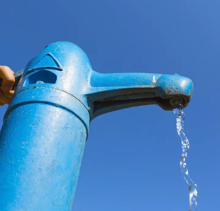 woda lecąca z hydrantu